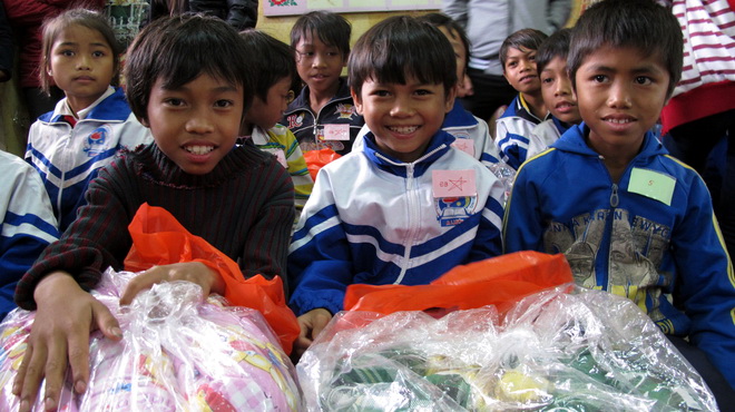 Niềm vui của học sinh Trường tiểu học Hồng Trung khi được nhận các bộ chăn ấm